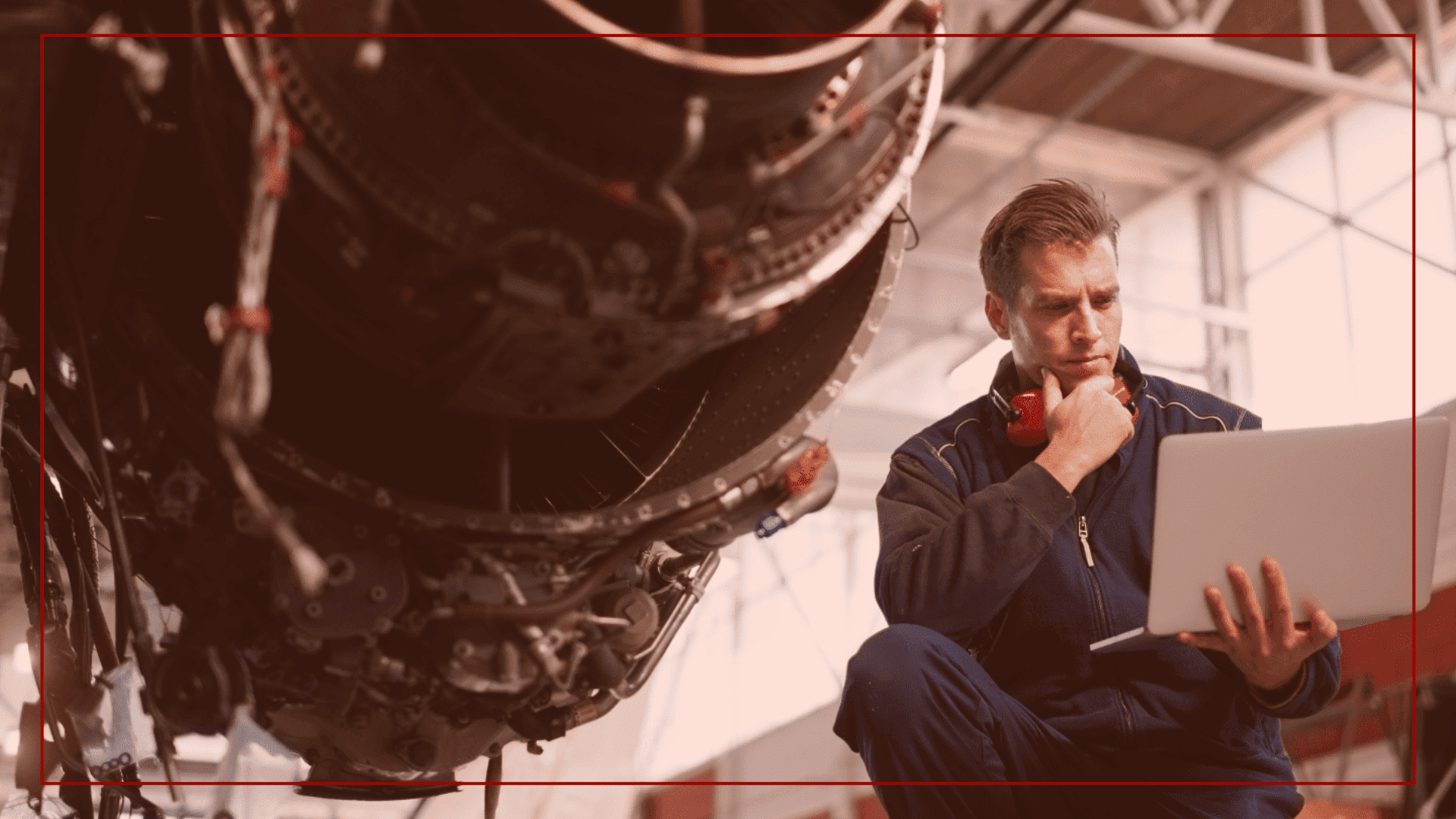 Mécanicien aéronautique au travail sur une structure
